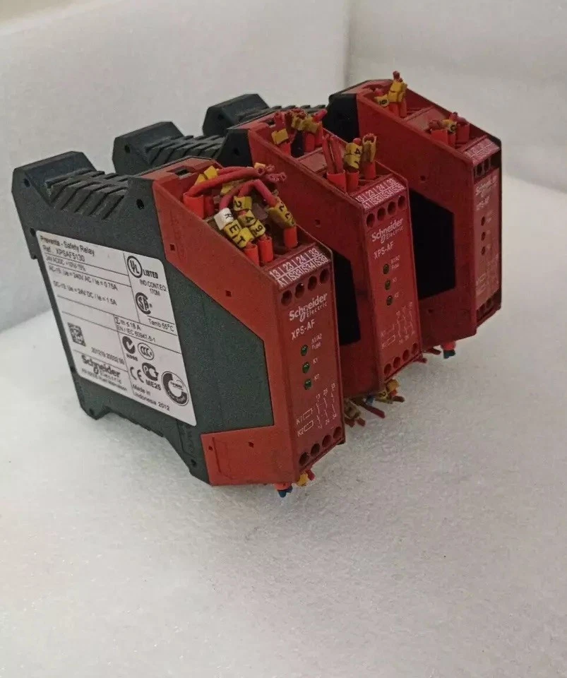 SCHNEIDER ELECTRIC XPS-AF5130 SAFETY RELAY 24V AC/DC LOT OF 3 PCS